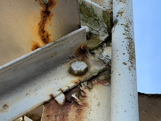 Corrosion structure métallique terrain de foot